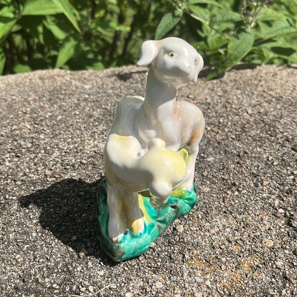 Majolica Vintage Porcelain Baby Lambs Figurine - Picture 2 of 6